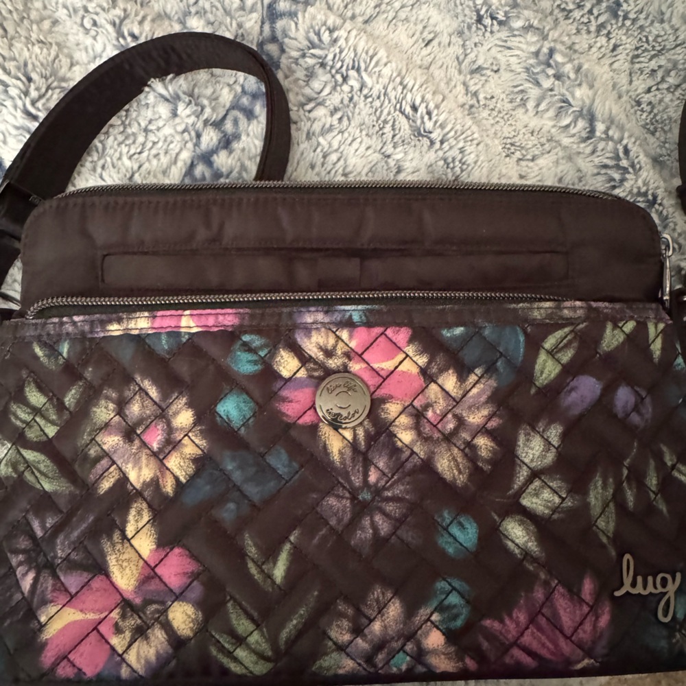 Lug Black Crossbody Bag with Sleek Design - pirouette